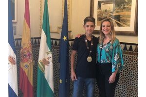 LA ALCALDESA RECIBE AL JOVEN DEPORTISTA  ALCALAREÑO DAVID MONROY