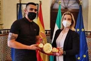 La alcaldesa de Alcalá, Ana Isabel Jiménez,  recibe al  alcalareño Óscar “Toro” Díaz recientemente campeón de España de boxeo