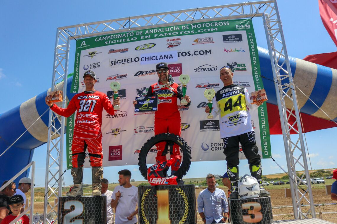 Los alcalareños Antonio Villegas en MX3 y Francisco Javier Míguez en MX4 comandan el Campeonato Andaluz de Motocross 21/22