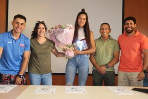 Yasmin Alonso, recibe el cariño del Club de Luchas Milu en el acto de clausura del curso deportivo