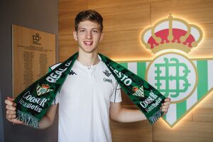 El Coosur Real Betis confirma la renovación del alcalareño Luís García hasta 2026