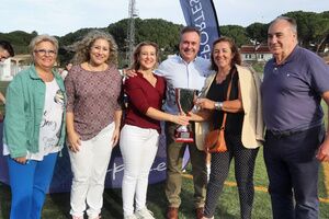 El AZVI Ciudad de Alcalá CF recibe el título de campeonas de liga 21/22