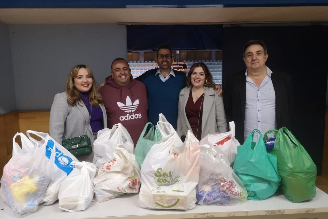 El I torneo solidario de fútbol sala recoge más de 100 kilos de alimentos para los más necesitados