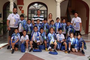 La alcaldesa de Alcalá, Ana Isabel Jiménez, recibe al equipo benjamín del CD Pablo VI