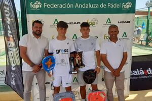 Hugo Ojeda, Jesús Álvarez y Julia Postigo, la representación alcalareña que ha triunfado en el Campeonato de Andalucía de Menores de pádel