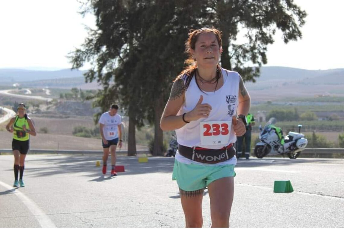 La atleta alcalareña Mar Aguirre, ha conseguido el primer puesto sénior femenino en la IX Media Maratón de Osuna