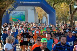 El alcalareño Daniel Jesús Valverde, y la sevillana Cristina Camacho, vencedor y vencedora, de la VI Carrera Los Molinos