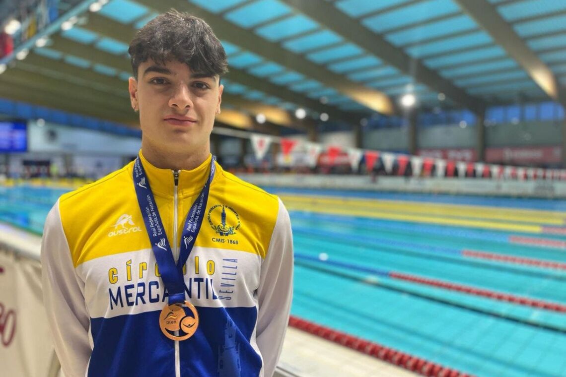 Doble metal de bronce para Adrián Martínez Jaén, en el Open de Invierno de natación