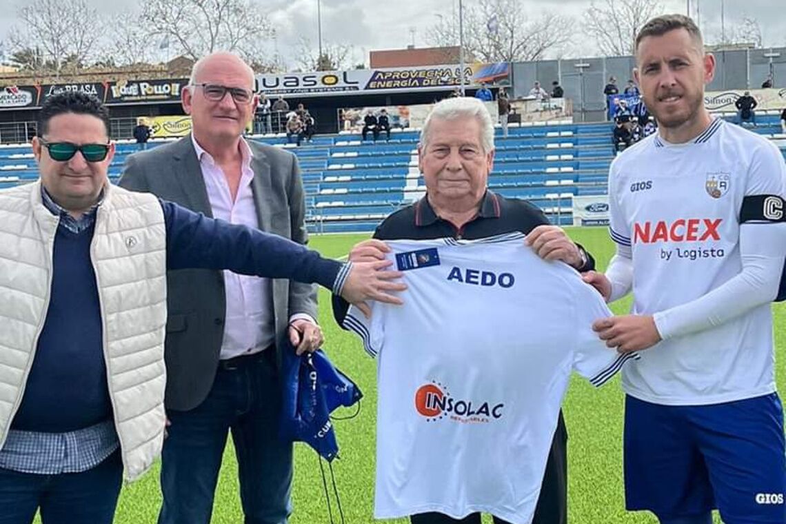 El CD Alcalá rinde un merecido homenaje a una esencia del fútbol alcalareño: Alfonso Gallego Tirado “Aedo”