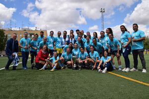El filial del Azvi Ciudad Alcalá CF recibe el trofeo de Campeonas de liga provincial