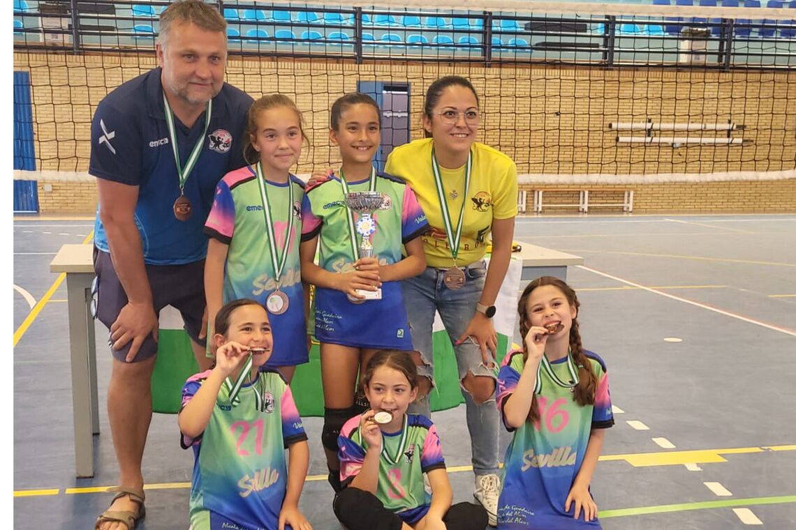 El CV Alcores benjamín femenino se proclaman terceras de Sevilla