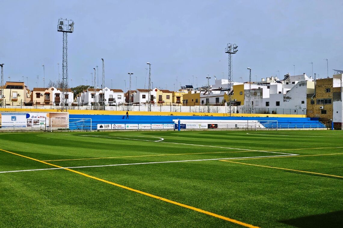 Finalizados los trabajos de sustitución del césped artificial del campo fútbol de Pablo VI