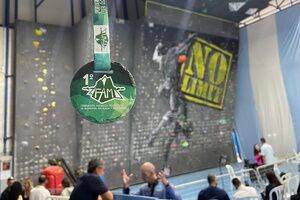 Escaladores Alcalareños brillan en la primera prueba de la copa de Andalucía de escalada de dificultad