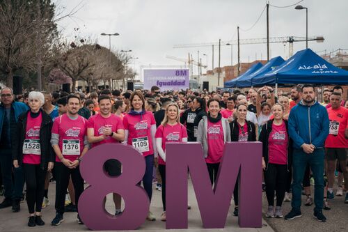 Galería fotográfica: Alcalá de Guadaíra se llena de energía en la Carrera de la Igualdad del 8M