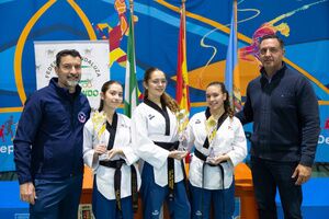 Tres alcalareñas, campeonas en trío femenino en el Campeonato de la Igualdad de Taekwondo