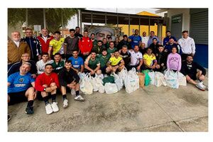 La cuadrilla de costaleros de la Virgen de la Hermandad de Jesús celebra su torneo solidario de fútbol