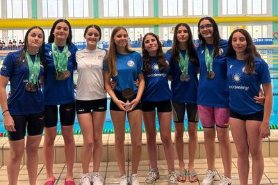 El Club Natación Alcalá firma un brillante Campeonato de Andalucía Infantil con 16 medallas y un tercer puesto por equipos