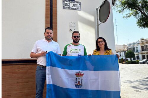 Juan Orozco hace parada en Alcalá de Guadaíra en su reto solidario de Cádiz a Santiago contra el cáncer